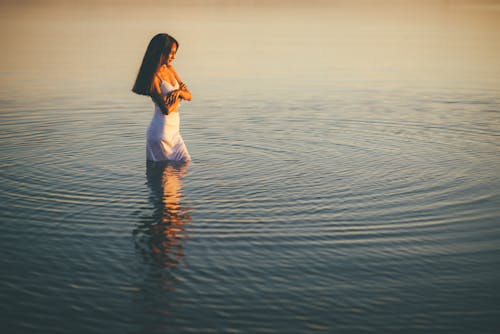Free Woman in White Dress Standing on Water Stock Photo