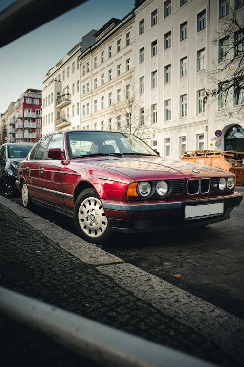 arabalar, BMW, dikey atış içeren Ücretsiz stok fotoğraf