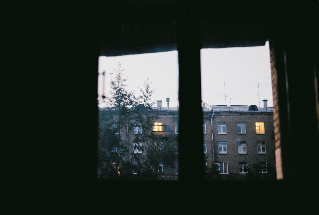 Foto de stock gratuita sobre edificio, oscuro, ventana, ventanas, vista de  la ventana