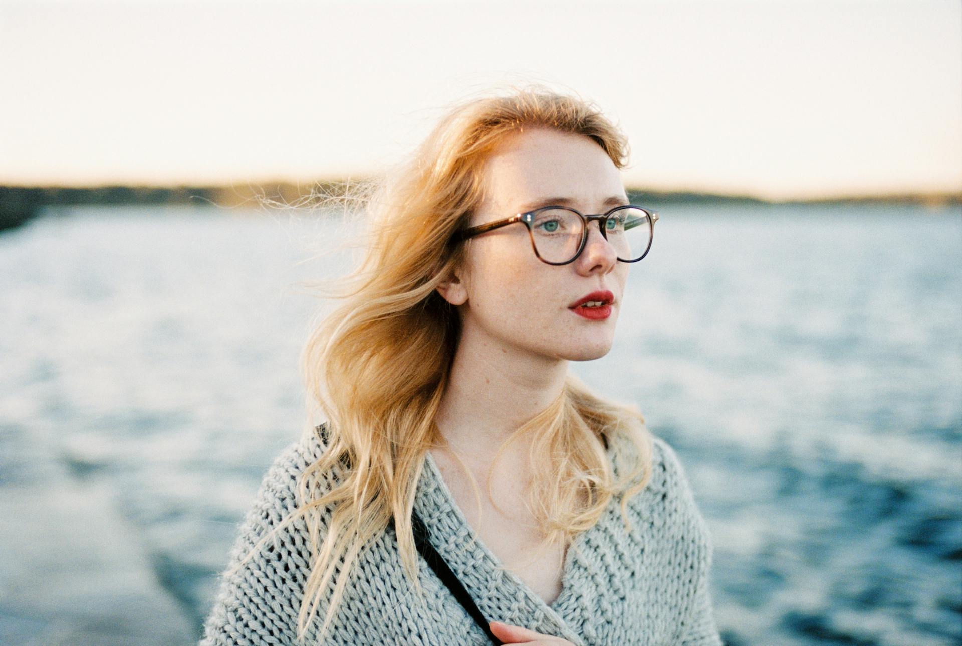 Femme en gris Cardigan tricoté et lunettes