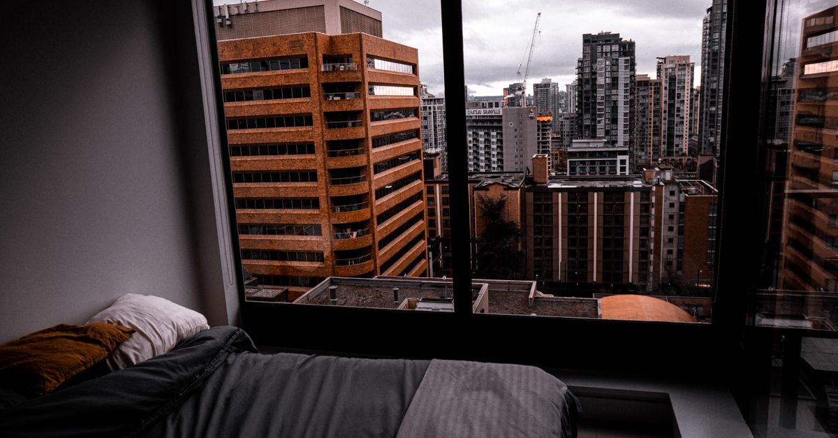 Why Your Bedroom Still Feels Stuffy (Even After Opening Windows) — And What Actually Works for Real Freshness