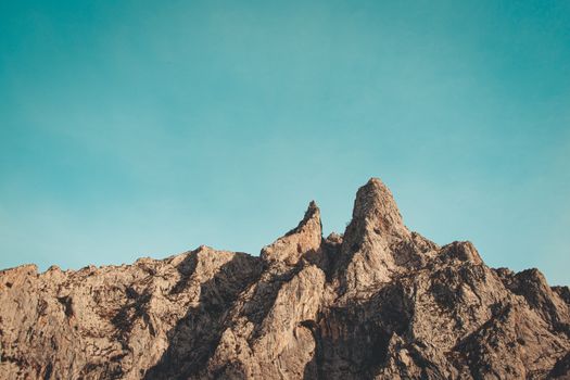 万里无云的晴空下，白天可见风景如画的干燥岩石地层，尖峰耸立，表面刚毛丛生
