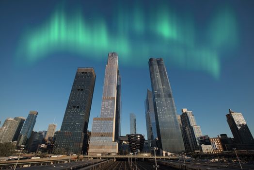 在清澈的蓝天下，迷人的北极光照亮了纽约市的天际线