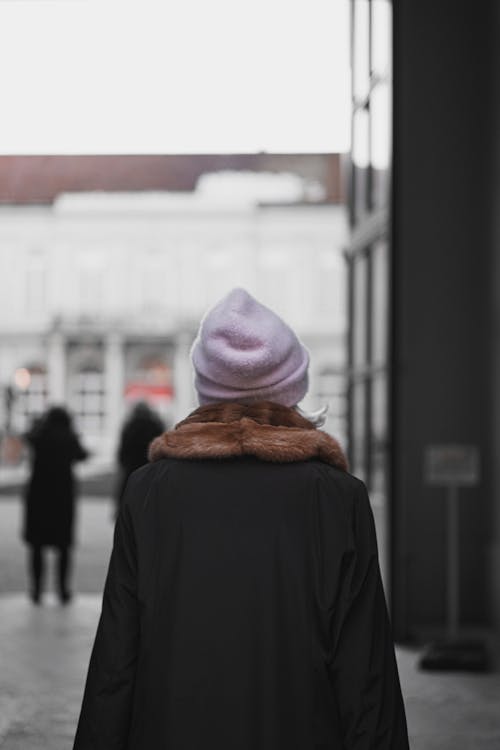 Photos gratuites de bonnet, foulard marron, individu