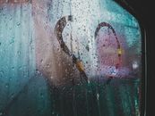 下雨的公交车车窗上，倒映出心形图案，营造出浪漫的氛围