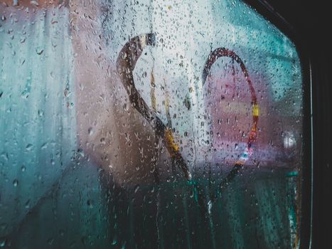下雨的公交车车窗上，倒映出心形图案，营造出浪漫的氛围