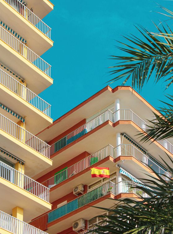 Moderna stambena zgrada s balkonima na mediteranskom suncu — kratkoročni i dugoročni najam nekretnina