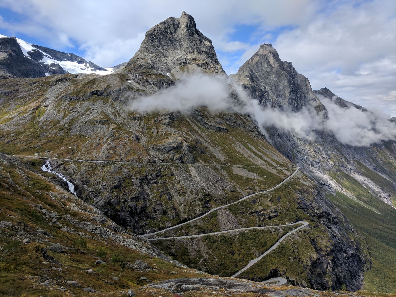 Trollstigen, een kronkelige bergweg in Noorwegen