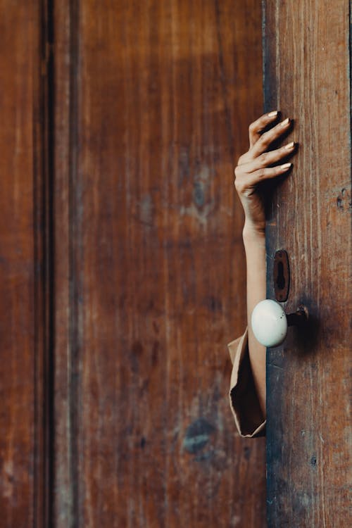 Бесплатное стоковое фото с вертикальный выстрел, дверная ручка, деревянная дверь