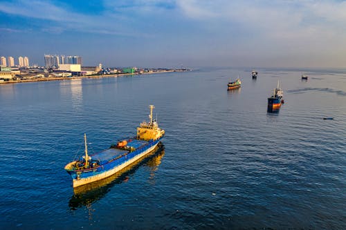 Kostenloses Stock Foto zu blauer himmel, containerschiffe, meer