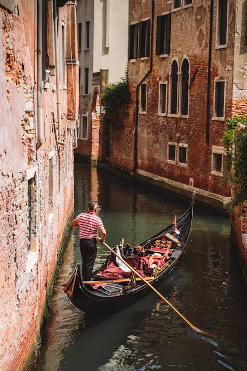 Fotobanka s bezplatnými fotkami na tému betónové domy, bytové domy, gondola