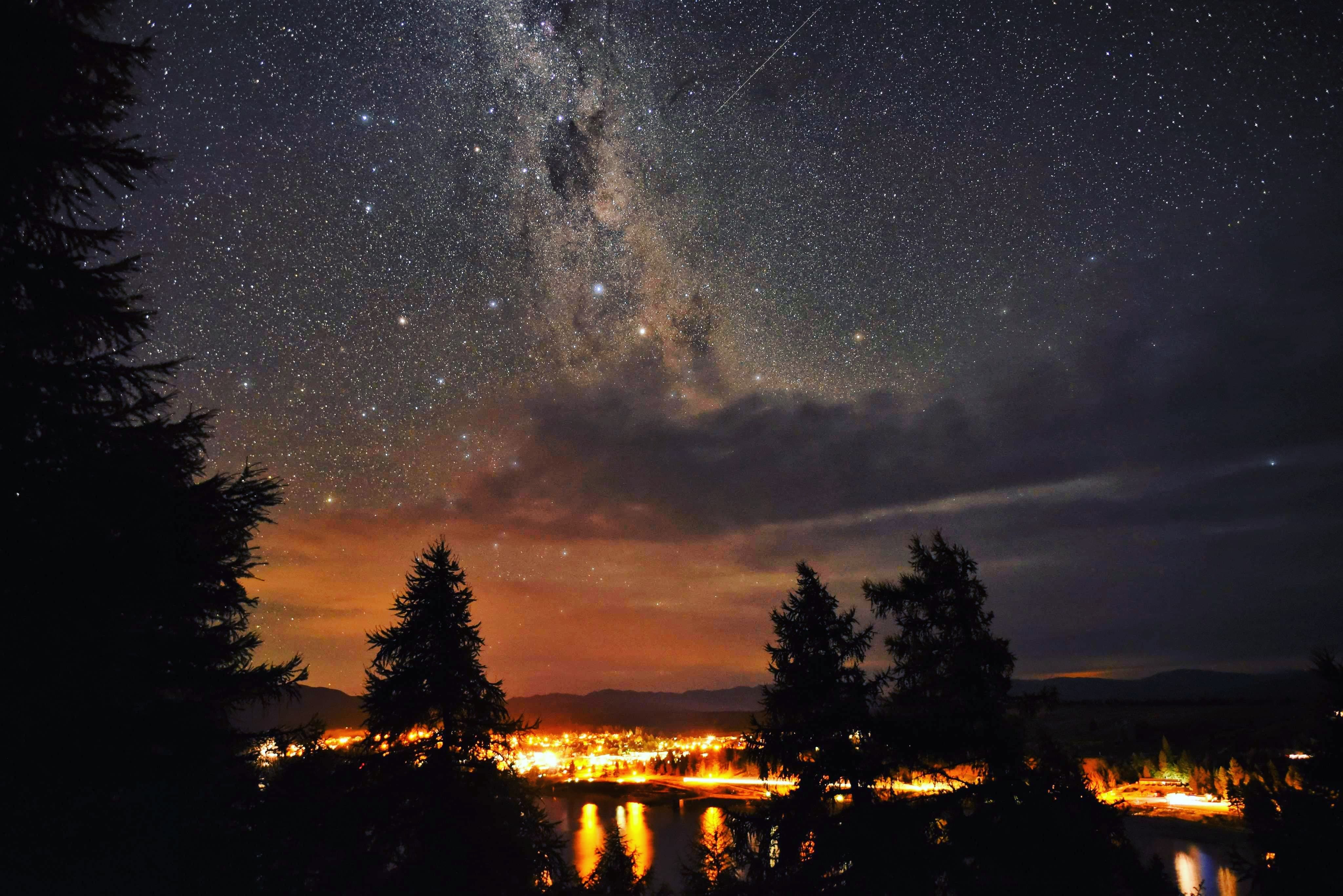 新西兰坎特伯雷特卡波湖的上空，夜空美丽，星光熠熠