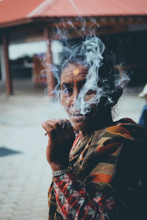 grátis Foto profissional grátis de cigarro, fumando, idosa Foto profissional