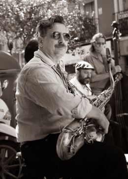 Street saxophonist, cover of the Oct. 28 issue — photograph by Luca Dal Molin on Pexels