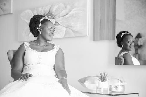 Darmowe zdjęcie z galerii z czarna kobieta, czarno-biały, dzień ślubu