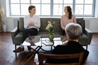 一对夫妇在阁楼里接受顾问的治疗