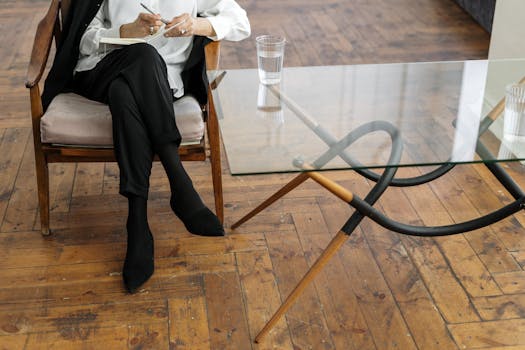 在办公室的笔记本上做笔记的专业环境