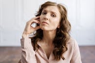 一位卷发女人在室内深思，陷入沉思