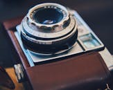 老式相机镜头的特写视图展示了经典的摄影设备，配有详细的对焦表盘