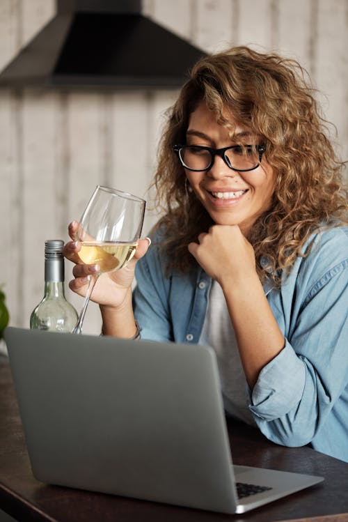 Foto De Mulher Segurando Uma Taça De Vinho