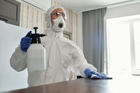 Servicio de limpieza con personal cualificado y referencias locales en San Bartolomé de Tirajana Trabajadora profesional de limpieza en Maspalomas con actitud elegante y uniforme corporativo