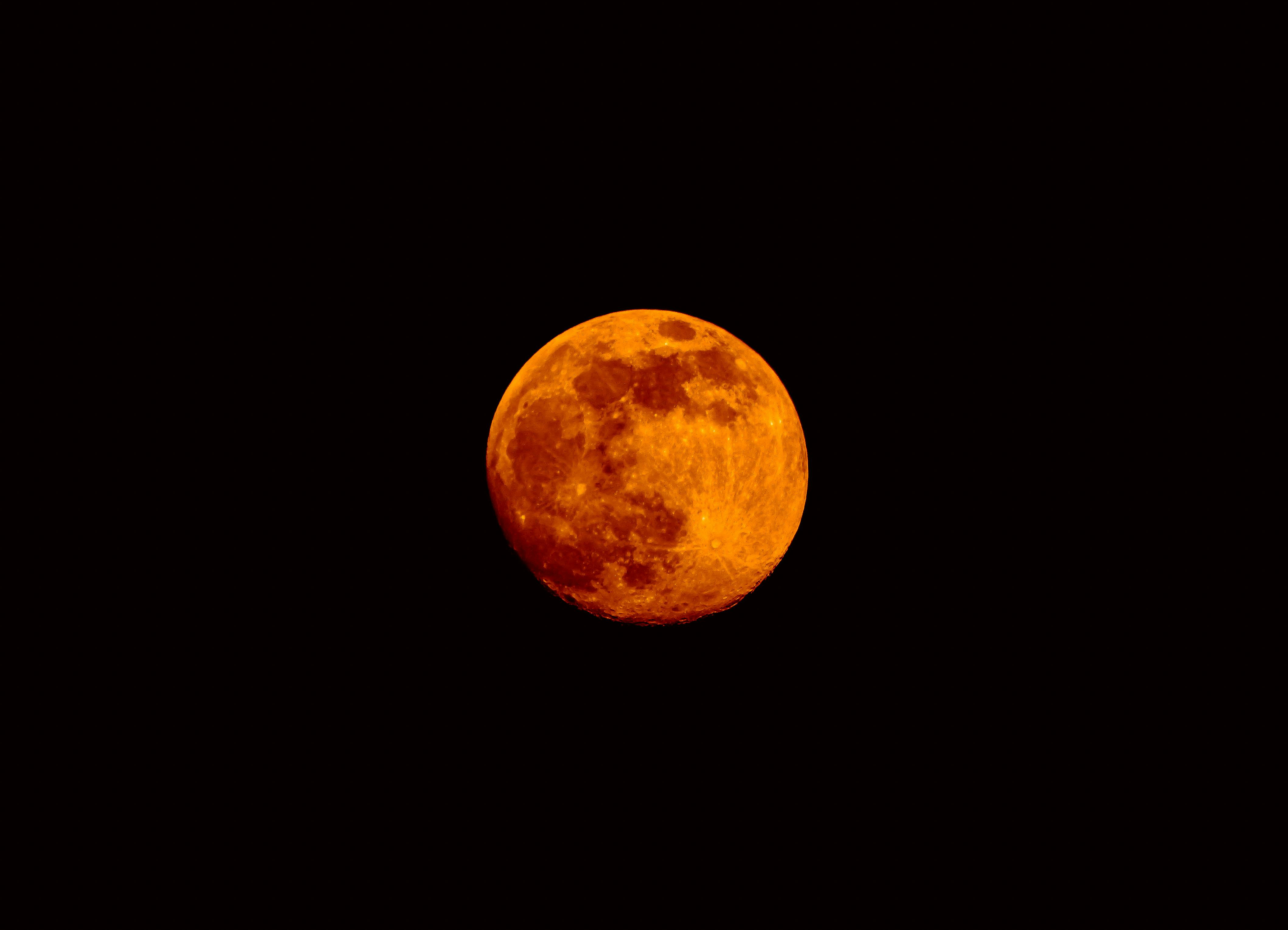 Ánh trăng xa xôi trên bầu trời đêm đang chờ đón bạn. Trong hình ảnh liên quan đến từ khóa \'Moon\', bạn sẽ được nhìn thấy vẻ đẹp và sự tình cảm không thể nào phản bội của ánh trăng.