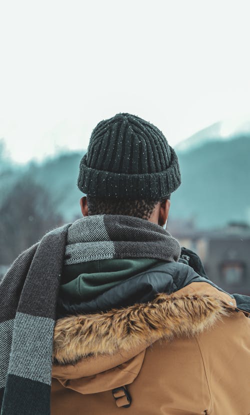 Foto stok gratis aksesori kepala, beanie, berbayang