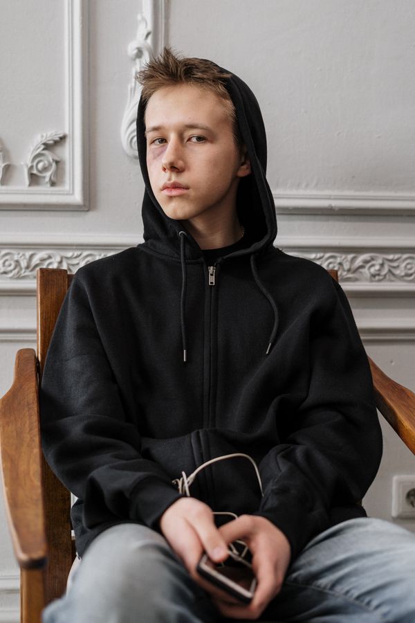 Un adolescent pensif