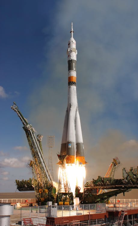 бесплатная запуск бело серого космического корабля Стоковое фото