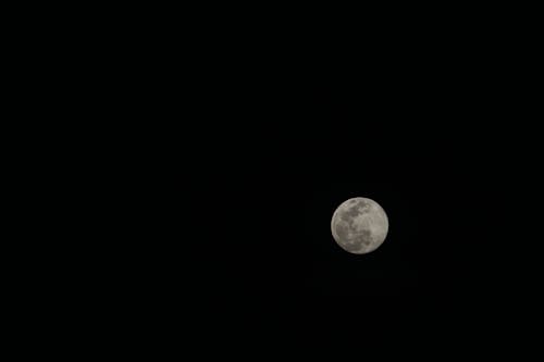 ay, Dolunay, şehir gecesi içeren Ücretsiz stok fotoğraf
