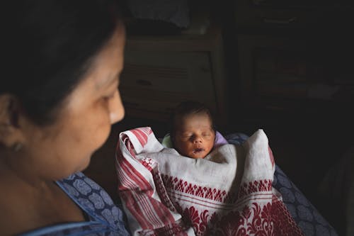 Ücretsiz anne ve bebek, çok sevimli, gözler kapalı içeren Ücretsiz stok fotoğraf Stok Fotoğraflar