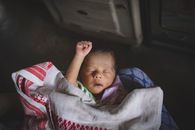 一个裹着软布的新生婴儿，安安静静地睡得很香