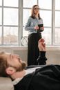 在明亮、现代化的办公室里，女治疗师拿着记事本进行咨询