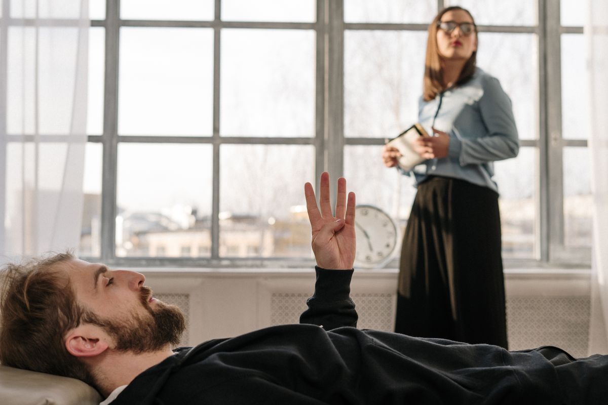 Sophrologie ou hypnose : laquelle choisir selon son besoin - Dans quels cas l’hypnose peut-elle être indiquée ?