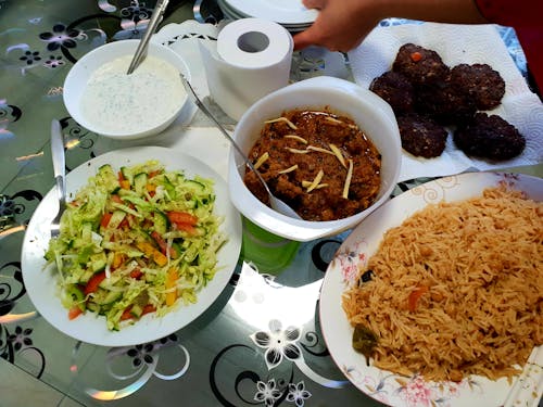 Безкоштовне стокове фото на тему «їжа дезі, їжа з салатом, їжа на обідньому столі»