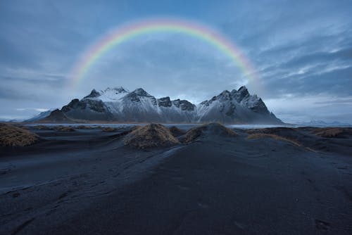 Foto De Montaña Bajo El Cielo Nublado