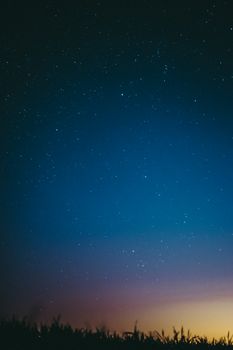 波兰宁静的风景之上，美丽的星空展现出渐变的天际线