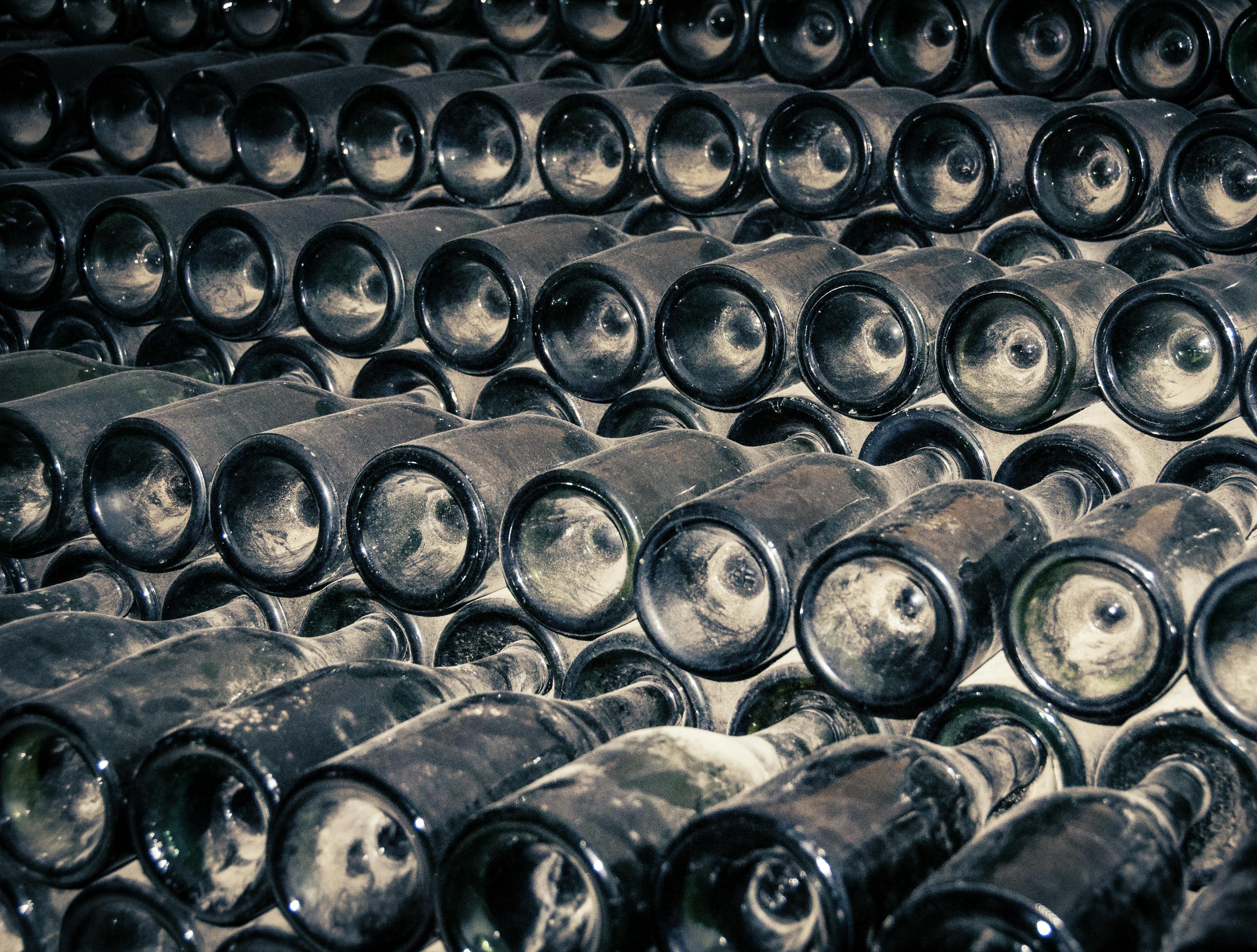 Photo gratuite de bouteilles de vin, bouteilles en verre, bouteilles vides