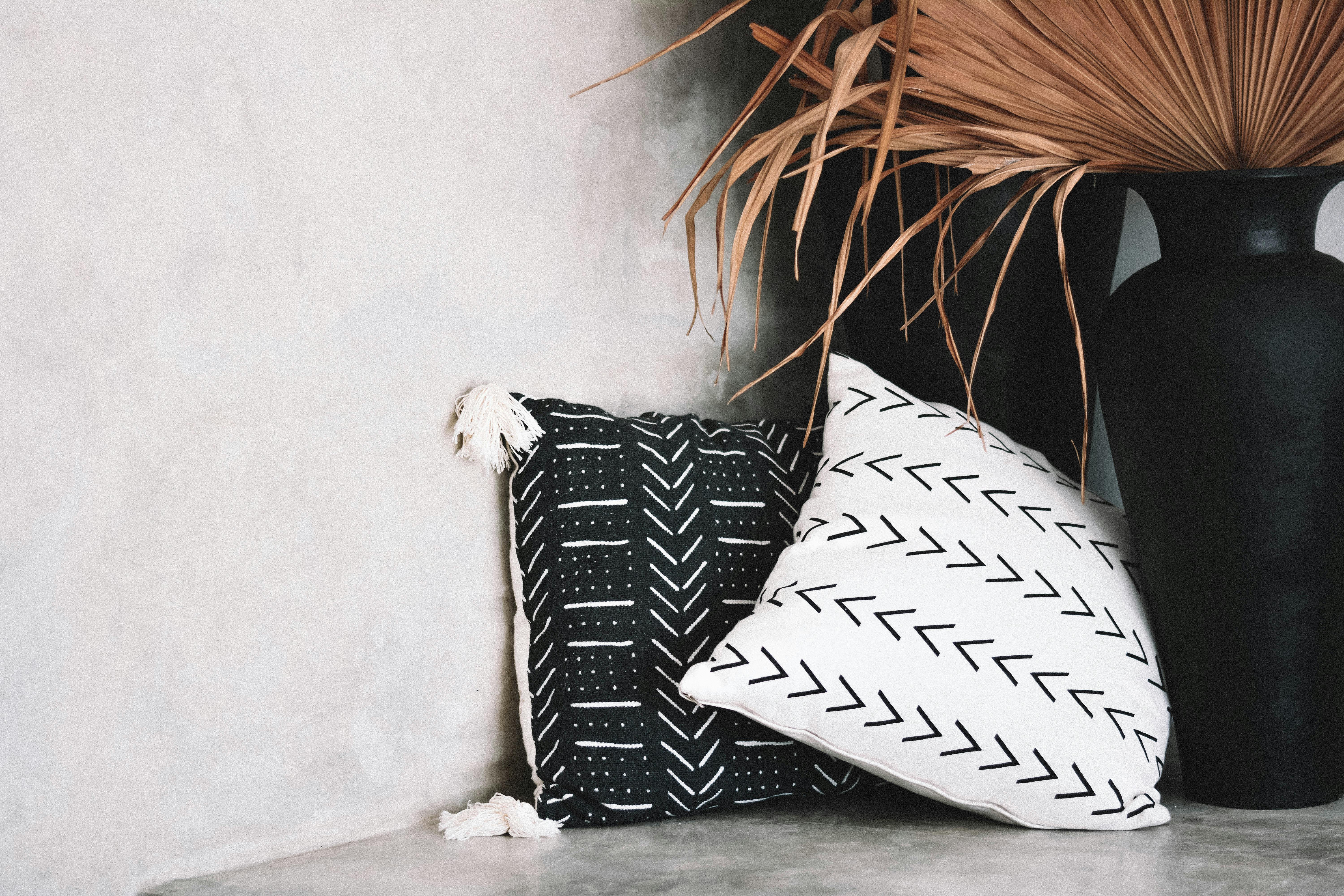 Stylish minimalist decor featuring a black ceramic vase and patterned throw pillows in a Bali interior. - Canggu - Bali