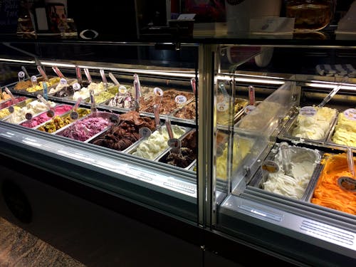 Безкоштовне стокове фото на тему «барвисті морозиво, магазин морозива, морозиво»