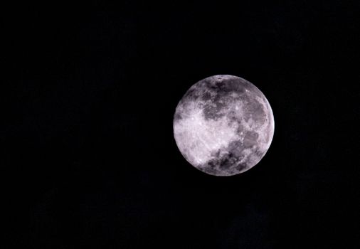 清晰的满月图像照亮了黑暗的星空，捕捉到了月球的细节