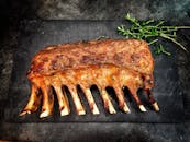 烤排骨美味可口，搭配石头表面的新鲜香草