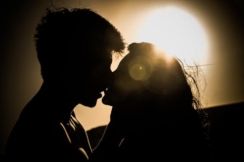 Darmowe zdjęcie z galerii z blask słońca, całowanie, ciemny
