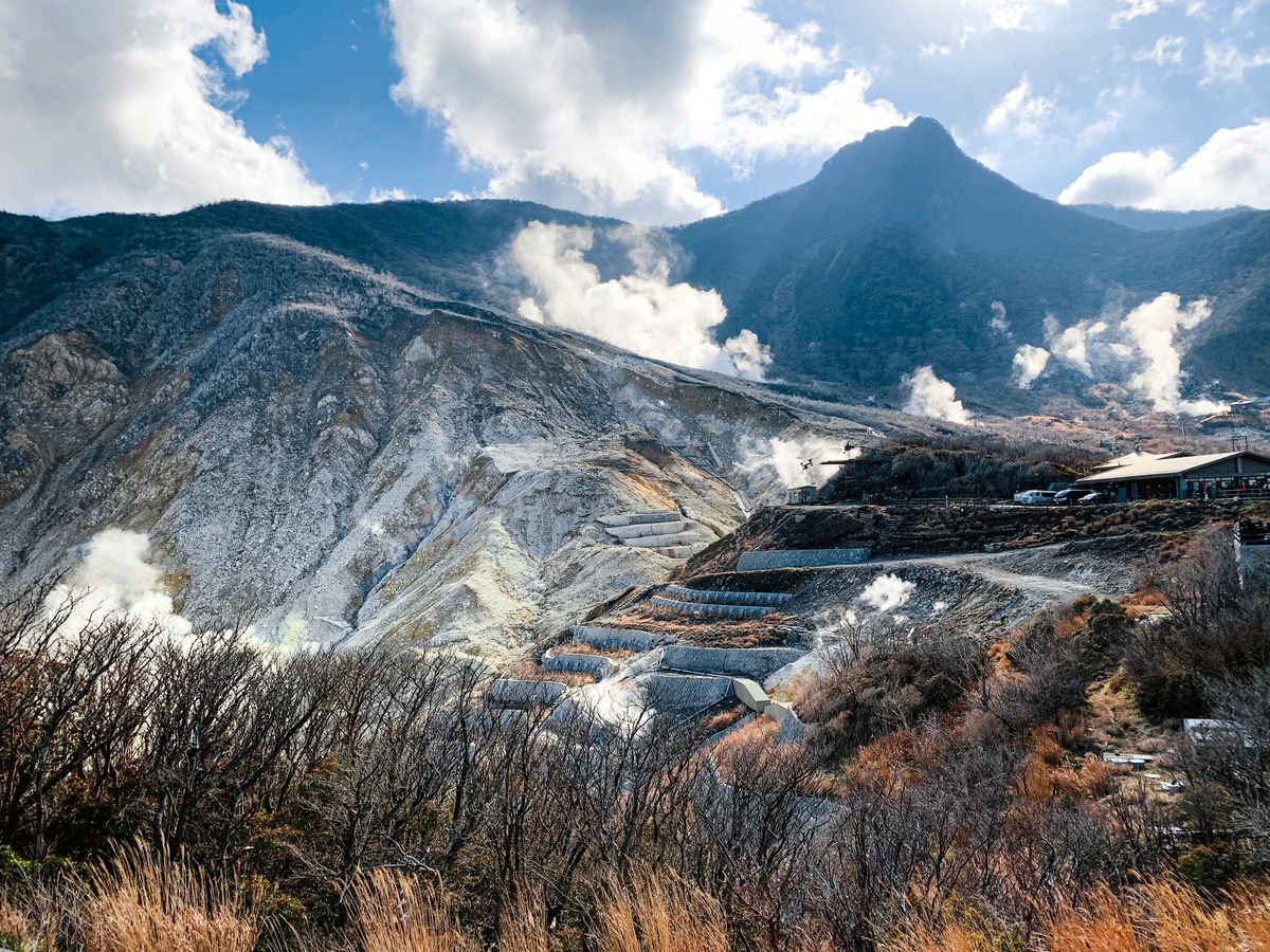 噴気が上がる火山の斜面