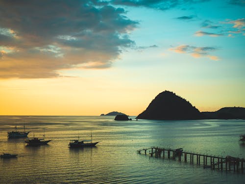 Foto profissional grátis de barcos, cênico, crepúsculo