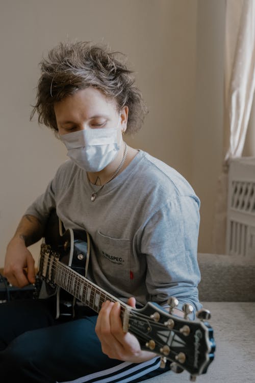 Foto stok gratis alat musik, bermain gitar, dalam ruangan