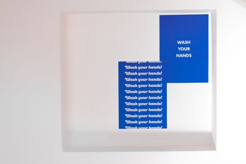 Free Simple blue and white poster reminding to wash hands for hygiene. Stock Photo