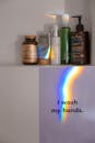 架子上摆着化妆品、彩虹灯和洗手咒语