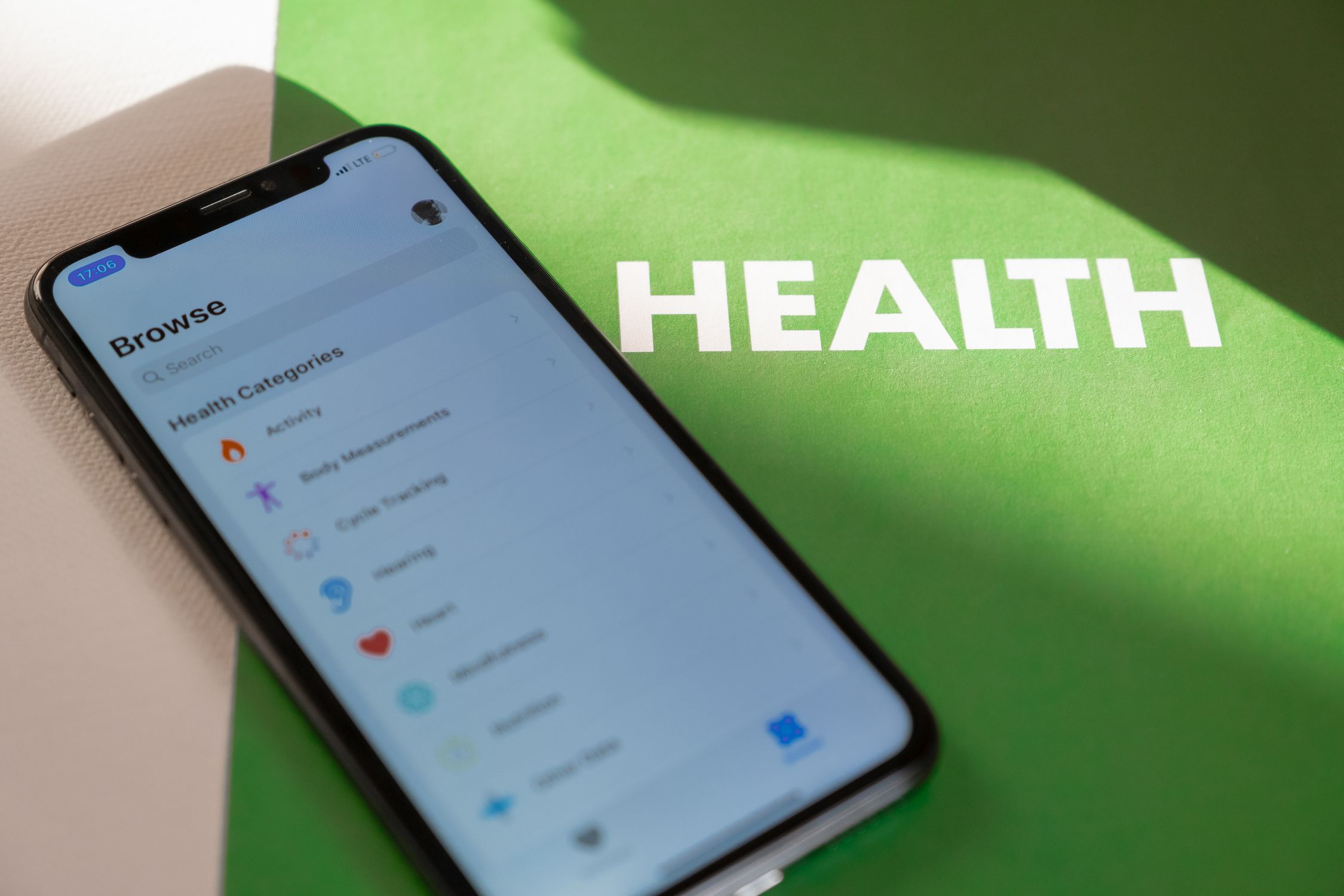 Interface de aplicativo de saúde mental em um smartphone, exibindo gráficos e recursos de bem-estar