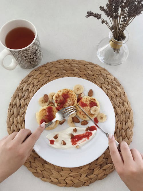 白いセラミックプレート上の調理済み食品